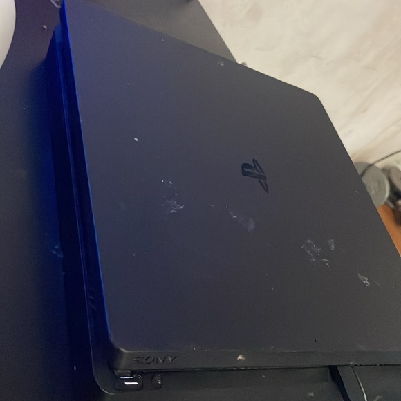 PS4 gaming console - Picture 2 of 2